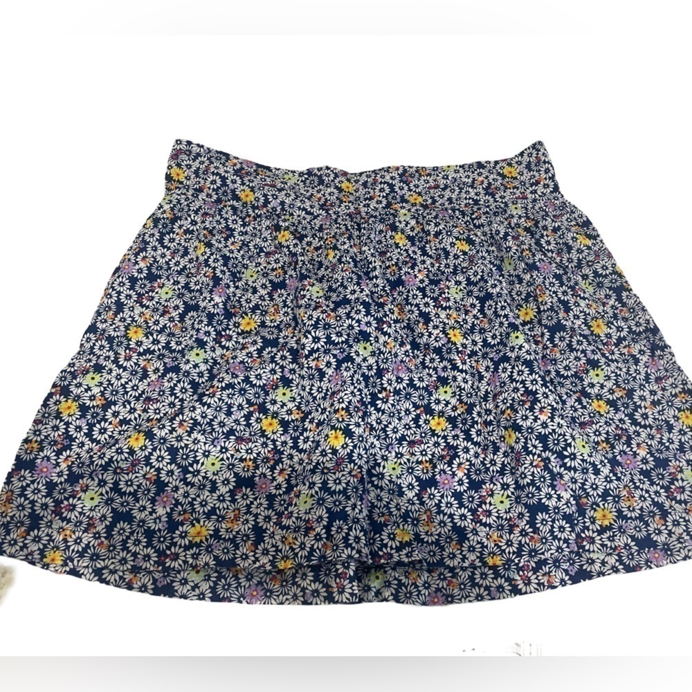 Old Navy cotton floral skirt. Elastic waist band in the back and lined. So cute!